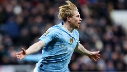 Midfield maestro: What position did Kevin De Bruyne play early on? 